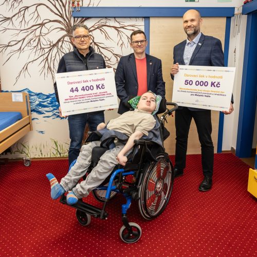 Slavnostní předání dárkového šeku v ZŠ Ostravě