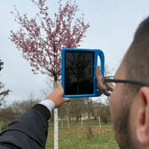 Jaro pod lupou na SŠ Ostrava: poznáváme přírodu s iPady