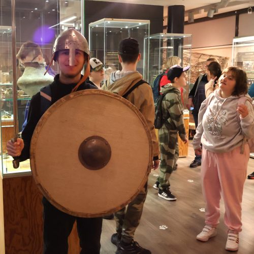 Žáci SŠ Karviná prozkoumali Archeopark Chotěbuz 